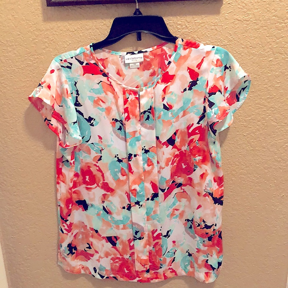 NWT Liz Claiborne Petite Medium floral top. Beautiful watercolors.